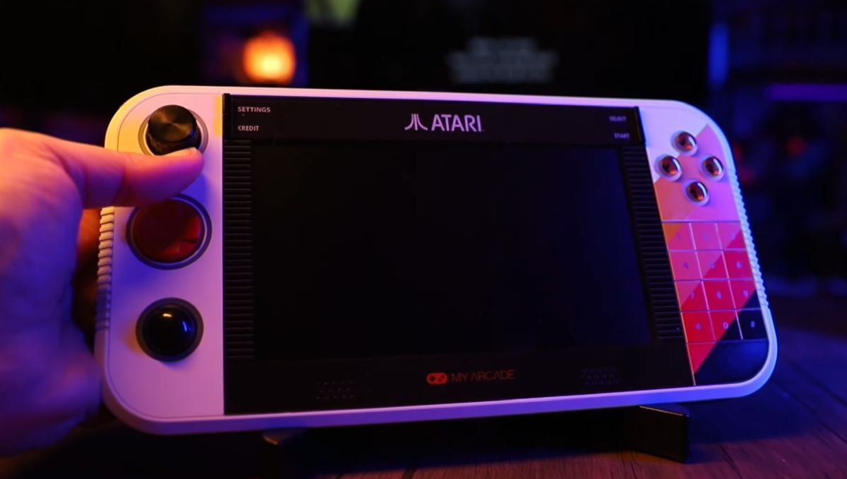 雅达利将在 CES 2025 推出 Atari Gamestation Go 掌机：配备轨迹球、数字键盘